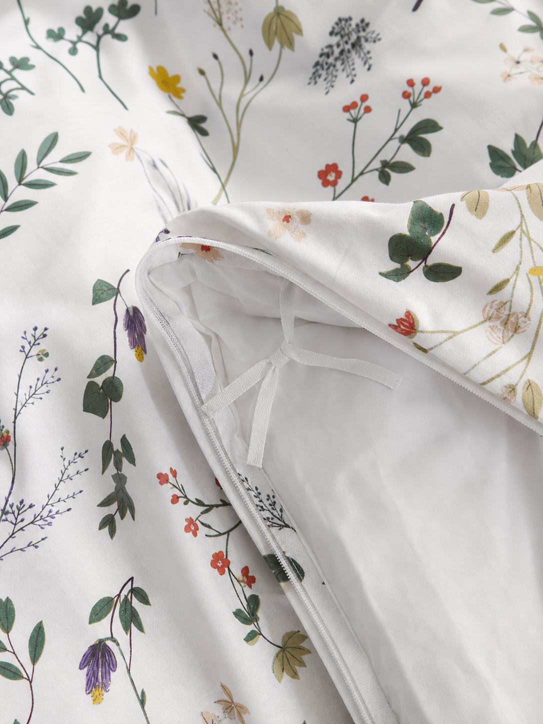 Interior corner ties on the wildflower Queen duvet cover