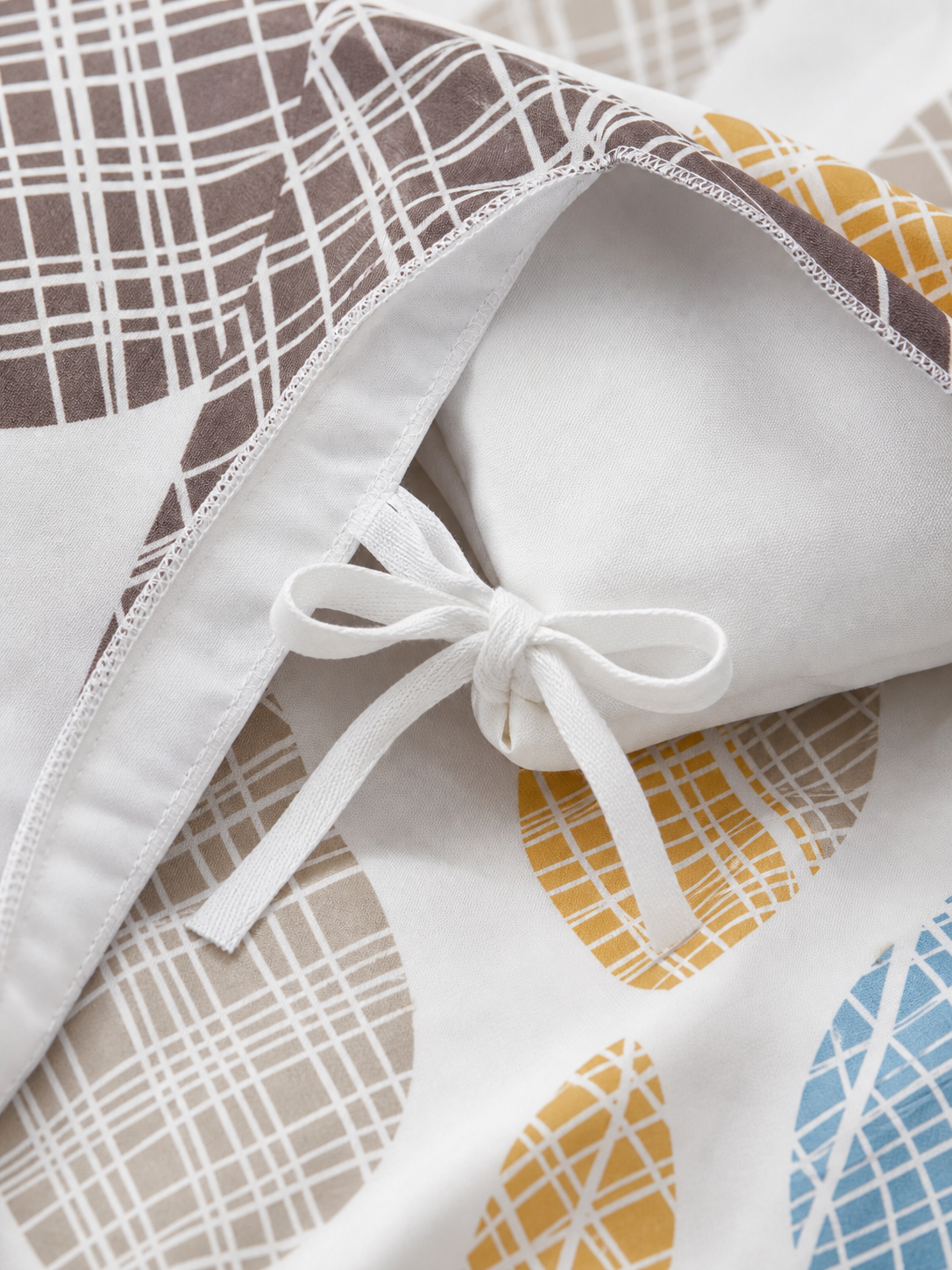 Interior corner ties on the leaf pattern Queen duvet cover